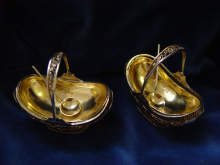 Ein Paar Gewürzschalen mit 2 Löffelchen von 1860. Russland, Kamjenez-Podolsk. A pair of Spiece Bowls, dated 1860. Russia, Kamjenez-Podolsk.